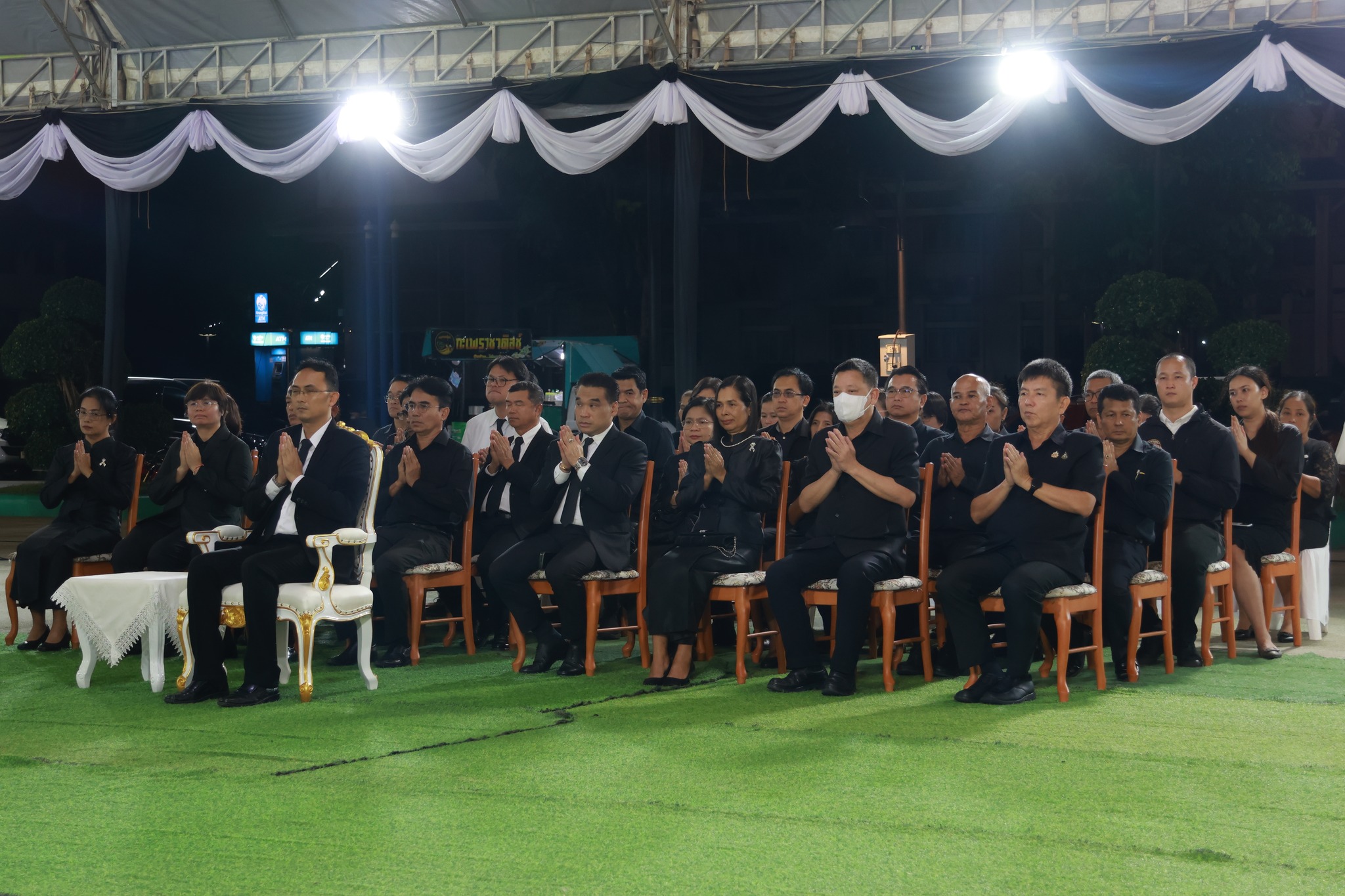 title - นายนิกร ไพริน ปฏิรูปที่ดินจังหวัดชุมพร พร้อมด้วยข้าราชการและเจ้าหน้าที่ สำนักงานการปฏิรูปที่ดินจังหวัดชุมพร ร่วมเป็นเจ้าภาพในพิธีสวดพระอภิธรรมเพื่อถวายเป็นพระราชกุศลแด่ สมเด็จพระนางเจ้าสิริกิติ์ พระบรมราชินีนาถ พระบรมราชชนนีพันปีหลวง 